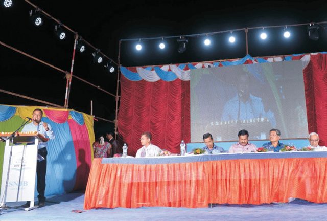 मैदानी खेळ खेळताना मुले